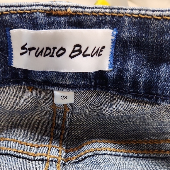 Studio Women's Cropped Blue Jeans - Picture 3 of 3